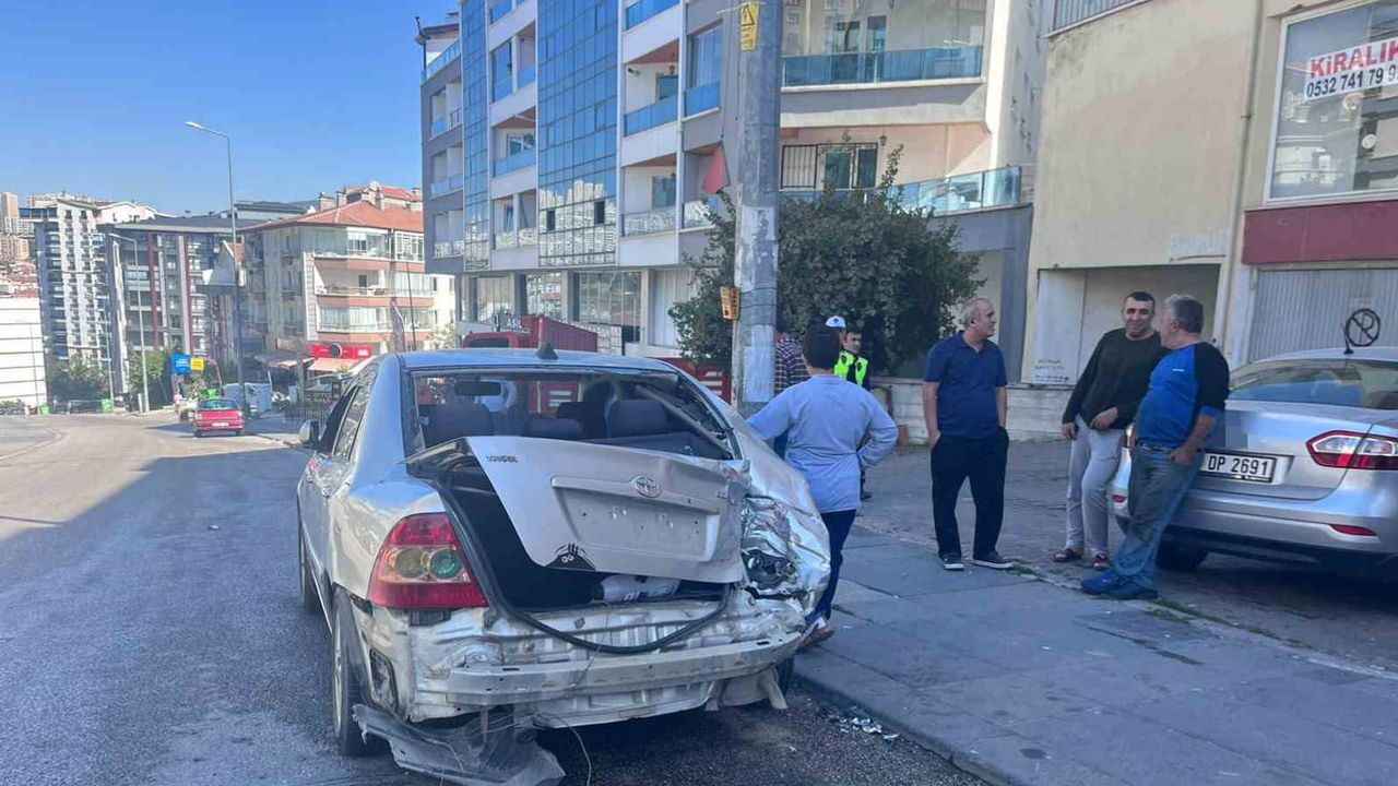 Ankara'da boşalan damperli kamyonet yokuştan indi, üç otomobil ve iki direk zarar gördü