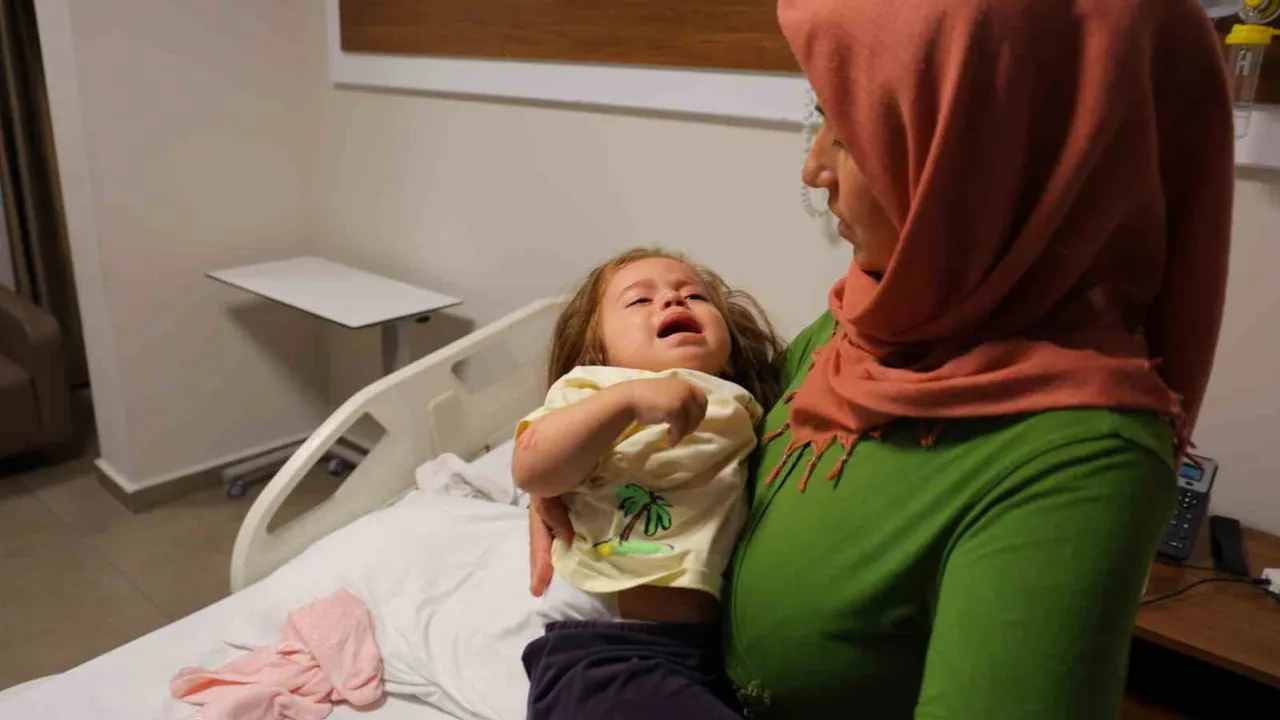 Anne ve hekimlerin müdahalesiyle 1 yaşındaki bebeğin böbreğinden iki santimetrelik taş çıkarıldı