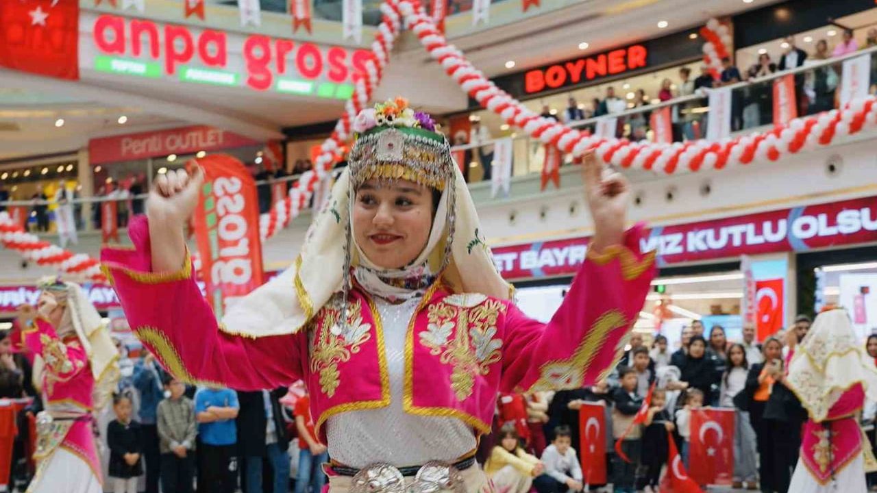 Anpa Gross 103 bin bayrakla çocuklara cumhuriyet coşkusunu taşıdı