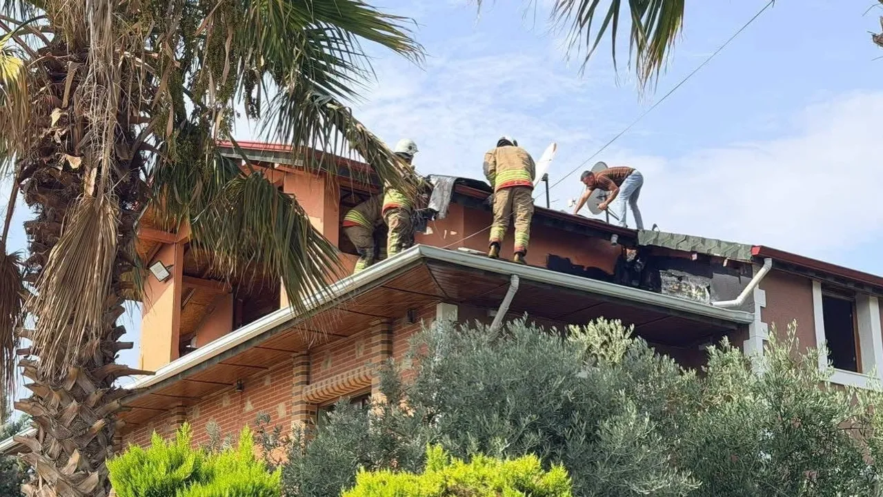 Antakya'da çatıda çıkan yangın itfaiyenin hızlı müdahalesiyle kontrol altına alındı