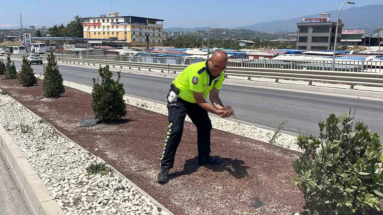 Antakya'da güvenlik için avuçlarıyla kum taşıyan polis beğeni topladı