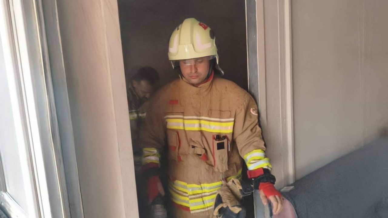 Antakya'da konteyner yangını depremzede ailenin barınmasını sekteye uğrattı