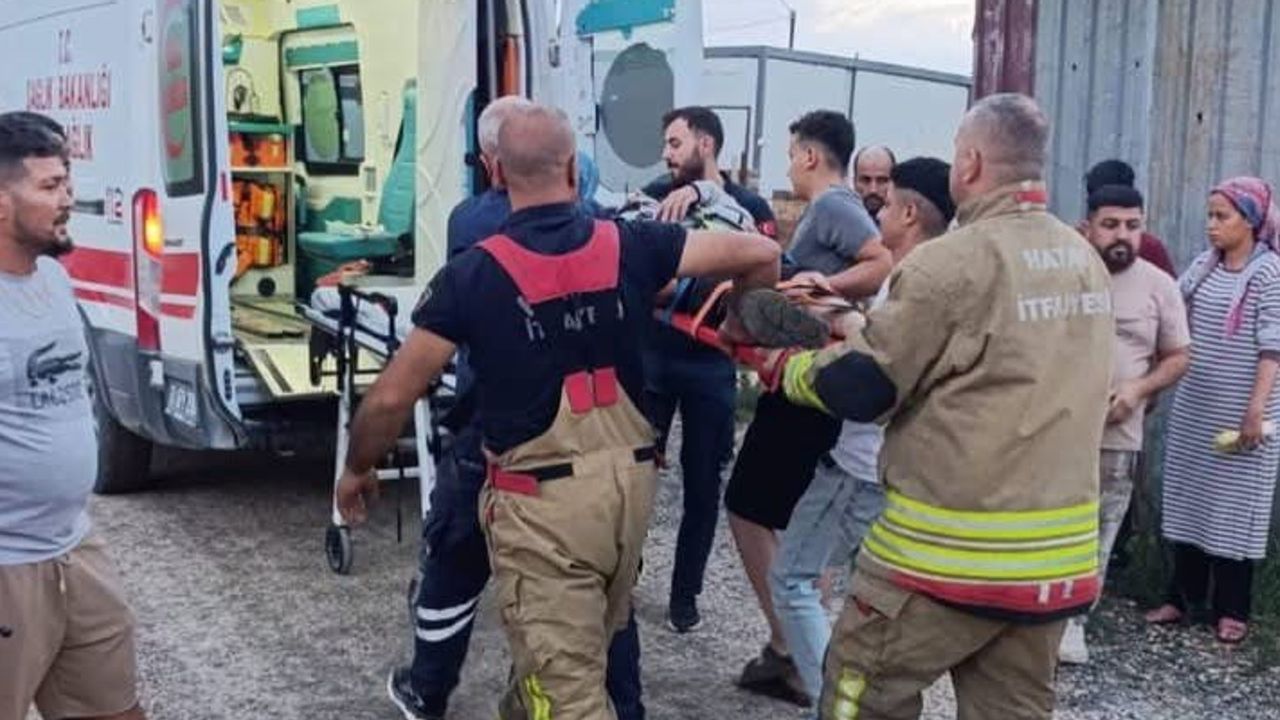 Antakya'da kontrolü kaybeden motosiklet devrildi, üç kişi yaralandı