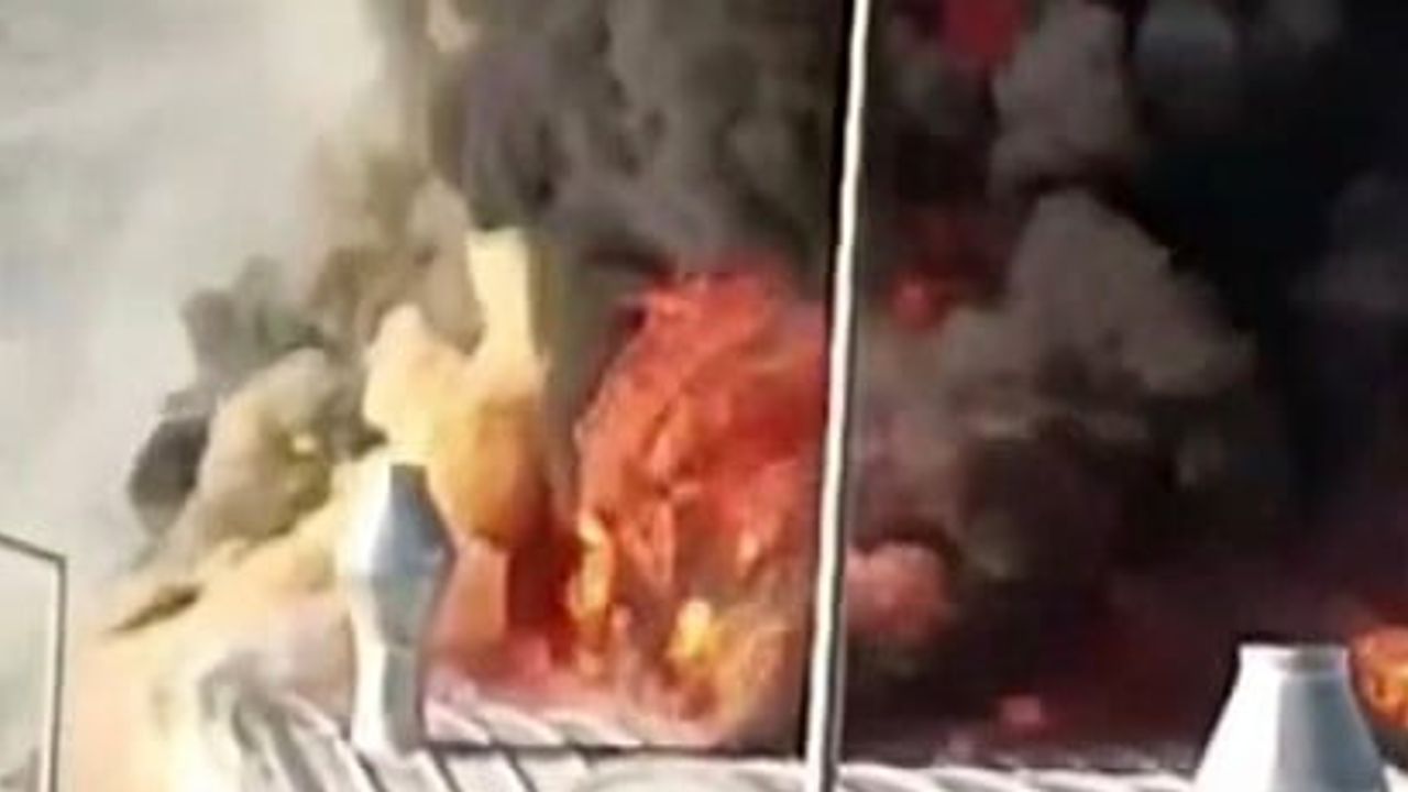 Antakya'da MOBSAN'daki mobilya fabrikasında yangın: itfaiye müdahalesi sürüyor