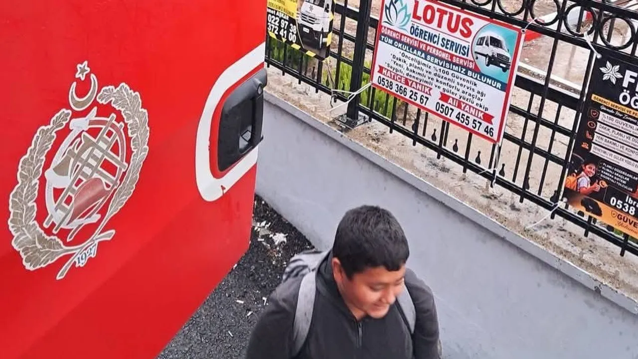 Antakya'da suya kapılan araçta mahsur kalan iki kişi kurtarıldı