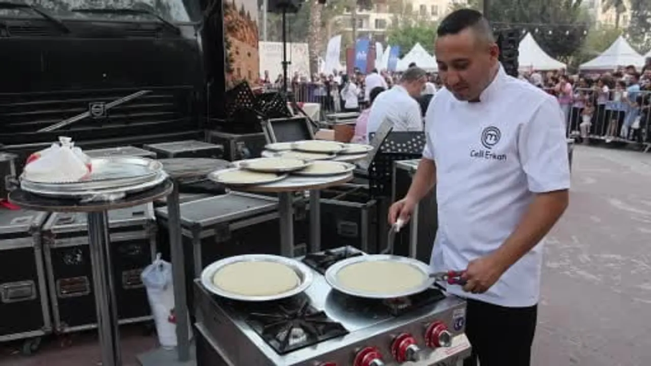 Antakya'da yeniden canlanan festivalin finali: 11 kişilik künefe atma şovu