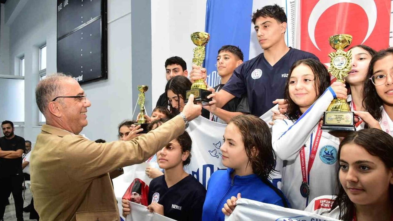 Antakya'da yüzme yarışlarında belediye sporcuları öne çıktı
