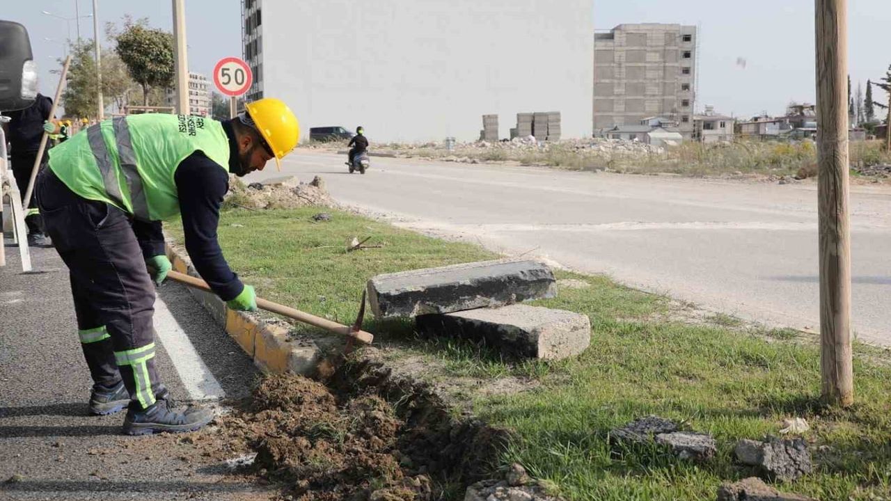 Antakya yolları daha düzenli: bin 500 metrelik orta refüj çalışması