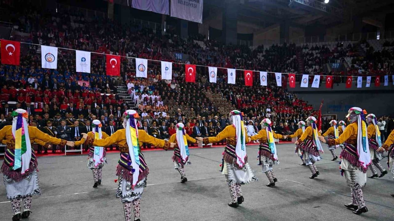 Antalya'da 29 ekim coşkusu 10 bin kişilik spor salonunda sürdü