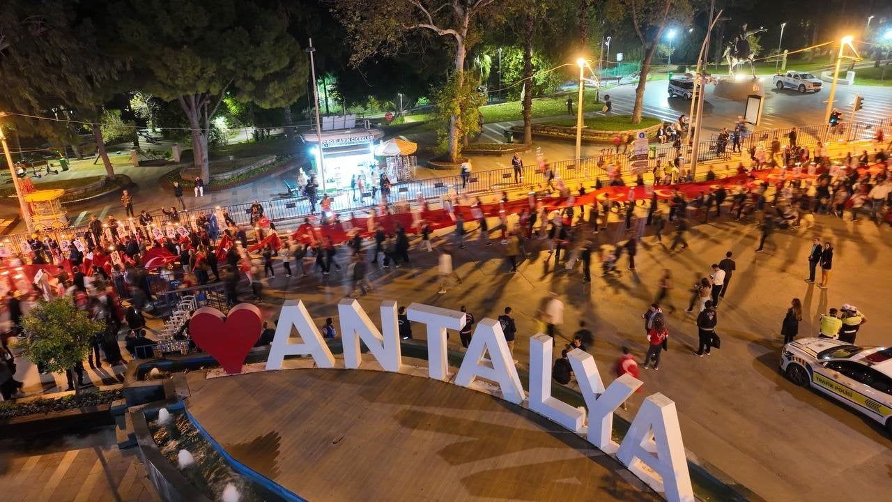 Antalya’da 30 Ekim coşkusu: 400 metrelik Türk bayrağıyla fener alayı