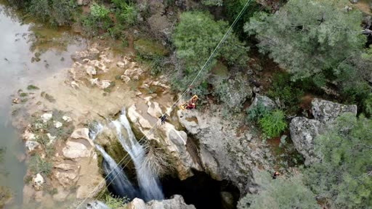 Antalya'da AFAD ekipleri metrelerce yükseklikte uzmanlık eğitimi tamamladı