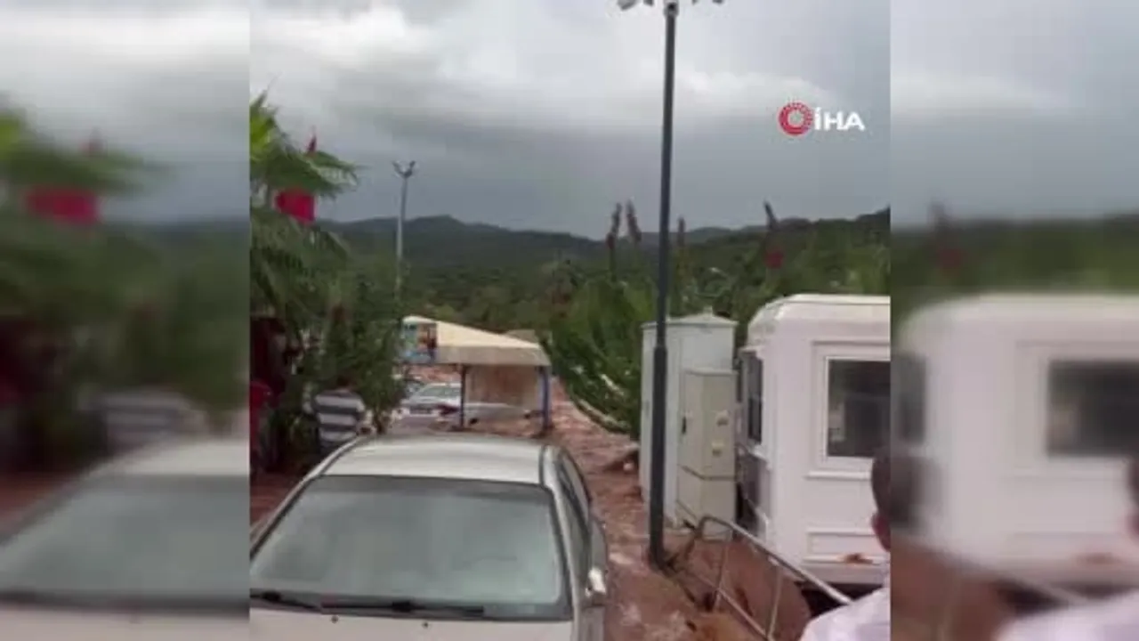 Antalya'da akşam sağanağı kent yaşamını aksattı