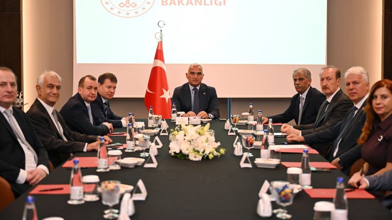 Antalya'da bakan Ersoy Rus heyetiyle uçuş iş birliğini görüştü