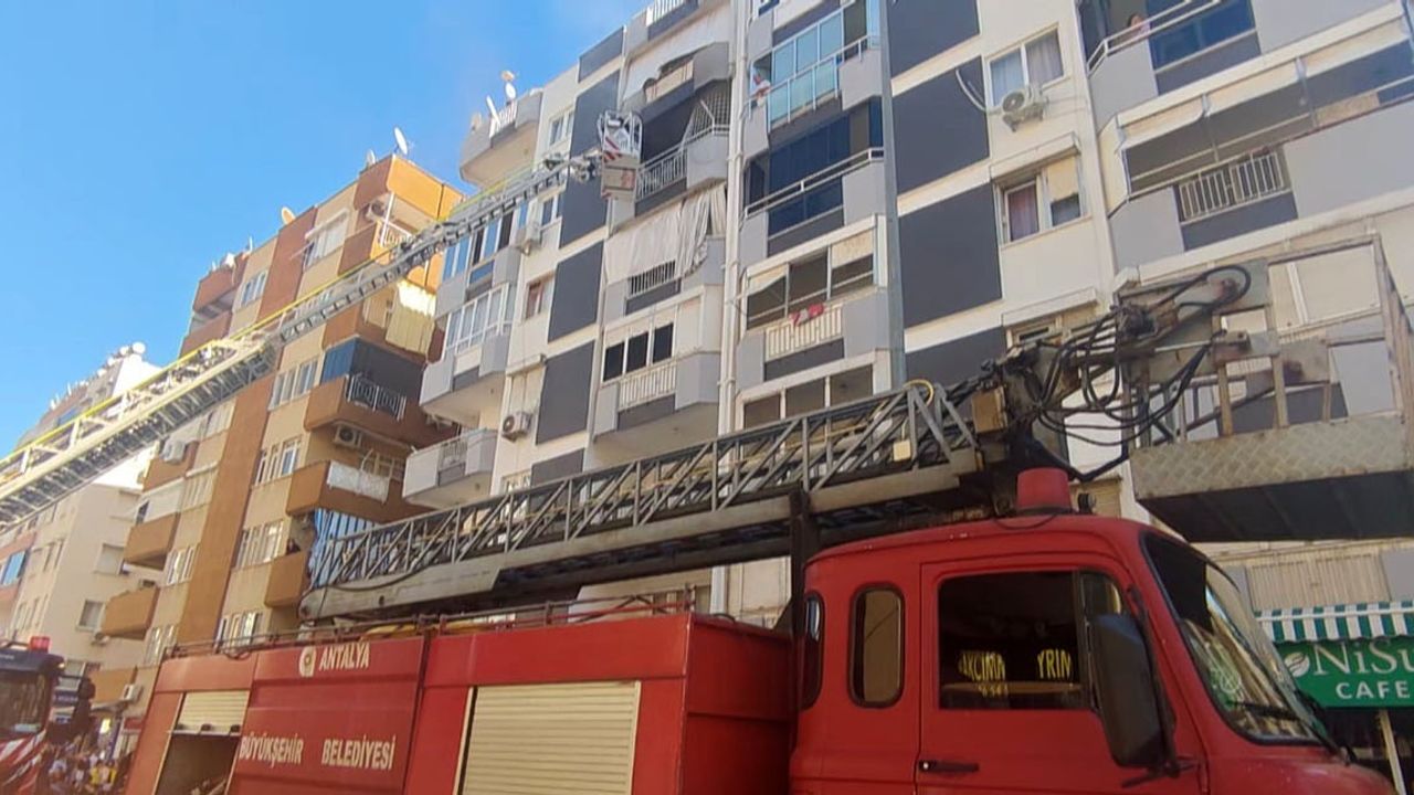 Antalya'da beşinci kattaki dairede çıkan yangın salonu kullanılamaz hale getirdi