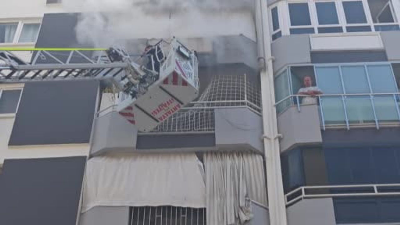Antalya’da beşinci kattaki yangın salonu kullanılmaz hale getirdi