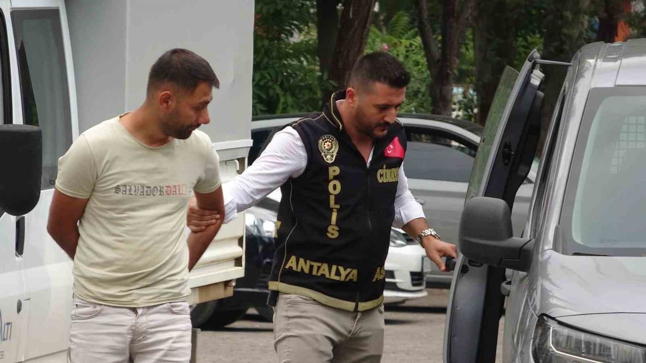 Antalya’da birlikte yaşadığı kadını öldüren şüpheli tutuklandı