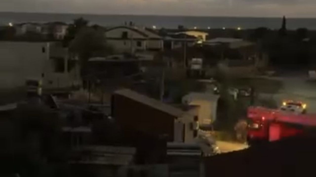 Antalya'da çatı yangını yoğun duman ve dar sokaklarla mücadeleye yol açtı