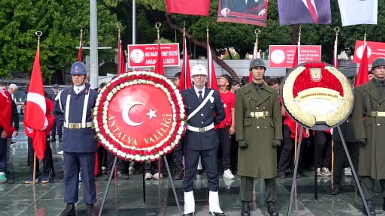 Antalya'da cumhuriyet coşkusu çelenk töreniyle başladı; program 29-30 ekime yayıldı