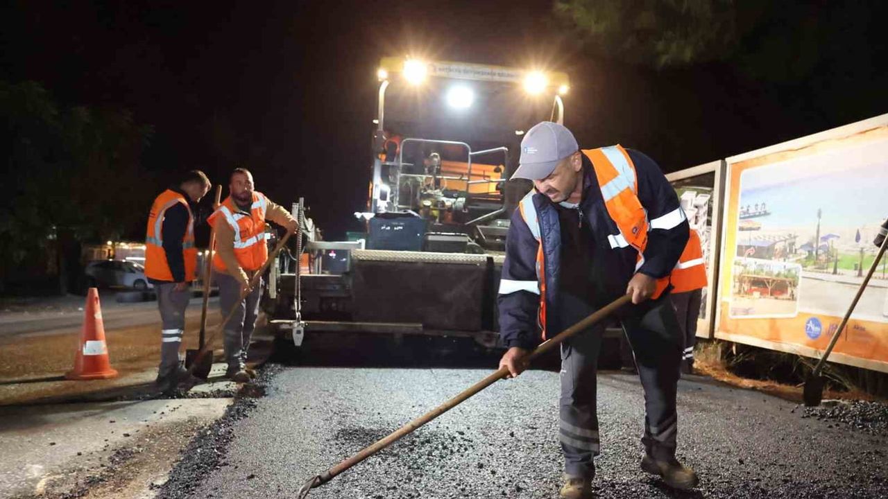Antalya'da gece mesaisinde asfalt seferberliği: yollar eş zamanlı yenileniyor