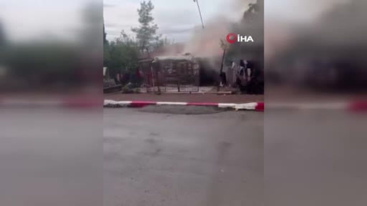 Antalya'da gecekondu alevlere teslim oldu, çocuklar gözyaşlarıyla izledi