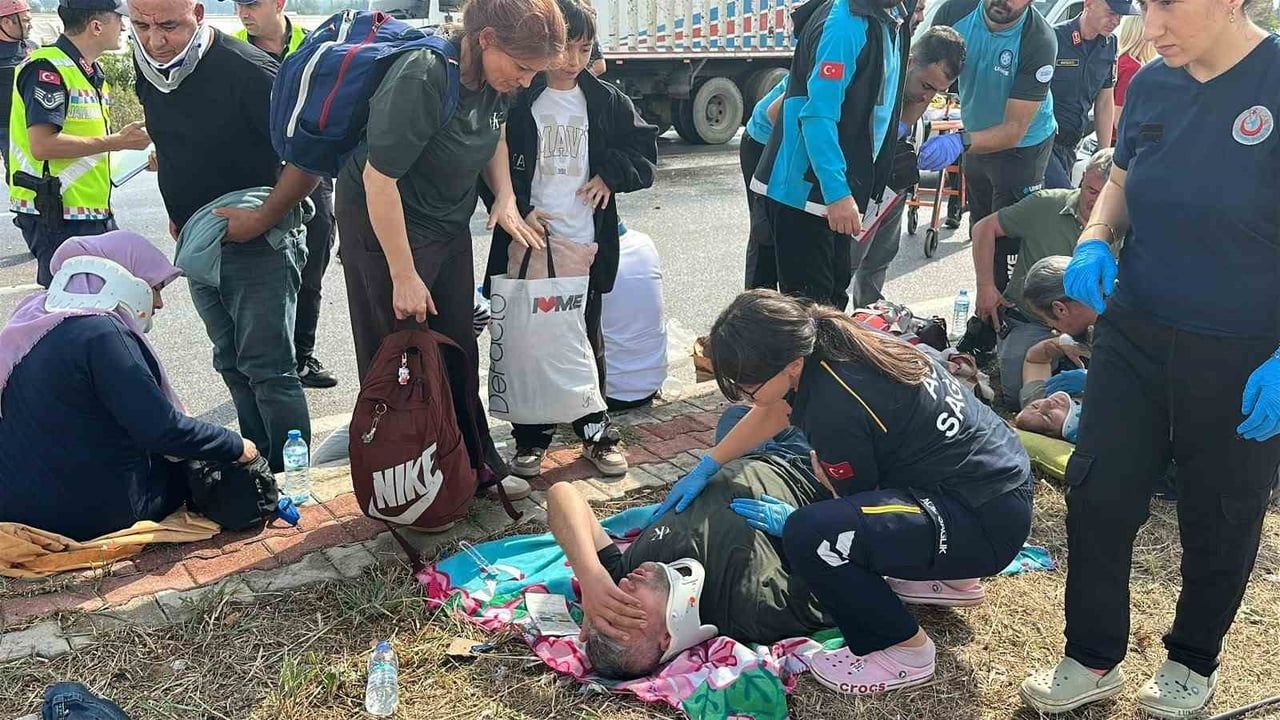 Antalya'da kaygan zeminde kontrolden çıkan midibüsün devrilme anı kayıt altına alındı