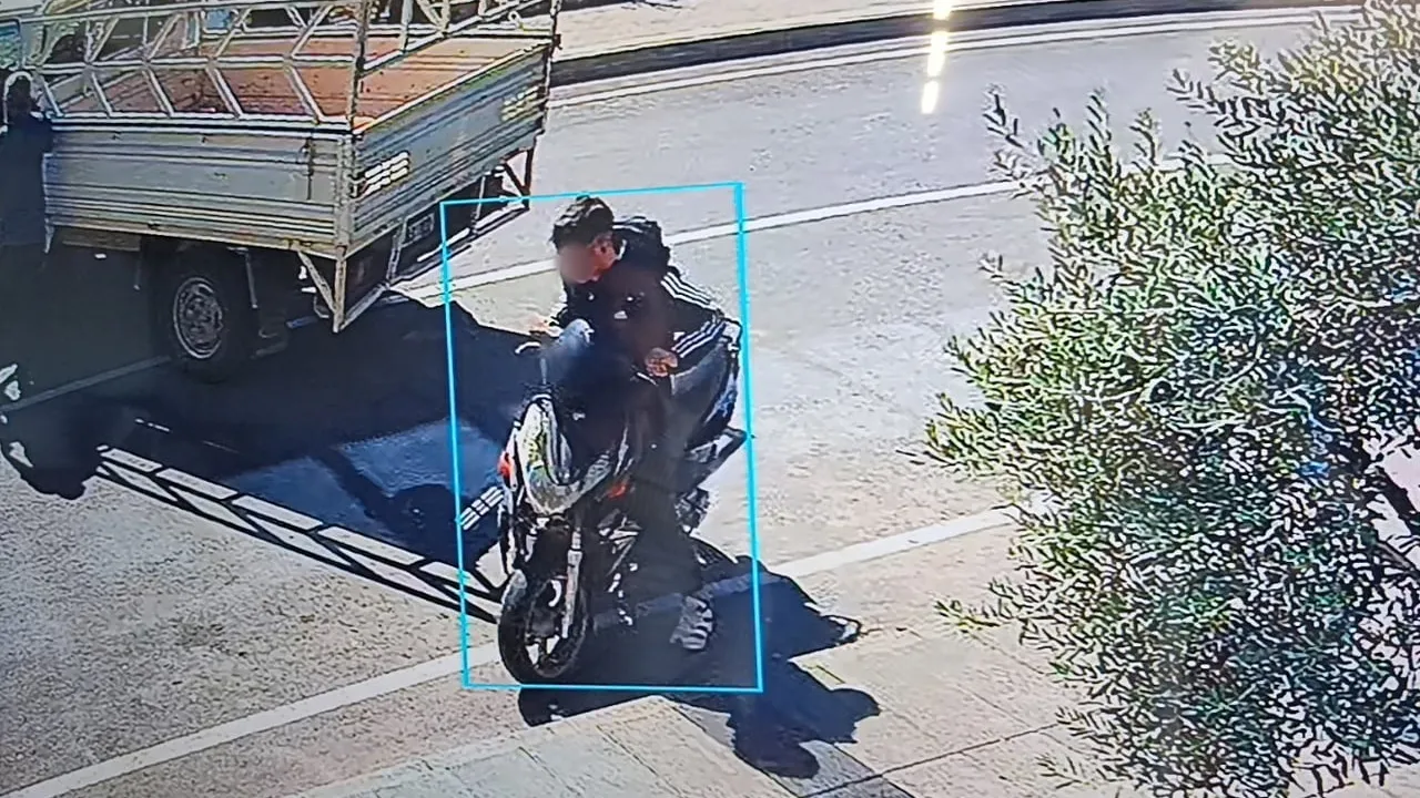 Antalya'da kaza sonrası motosikleti alıp kaçan kişi kamera kayıtlarında