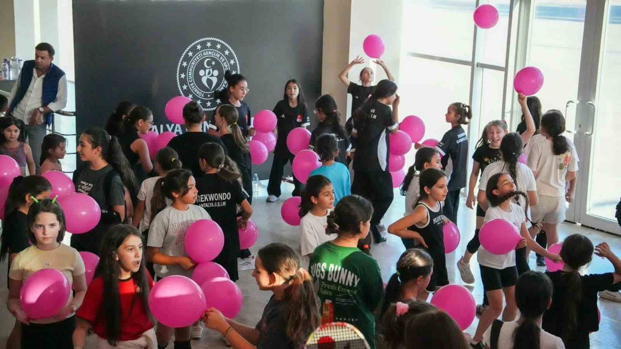 Antalya'da kız çocukları için balonlu ve danslı farkındalık etkinliği
