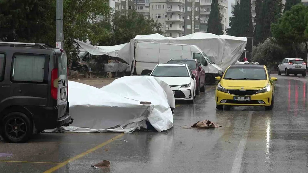 Antalya'da öğle saatlerinde çıkan fırtına 'Sosyete pazarı'nı vurdu