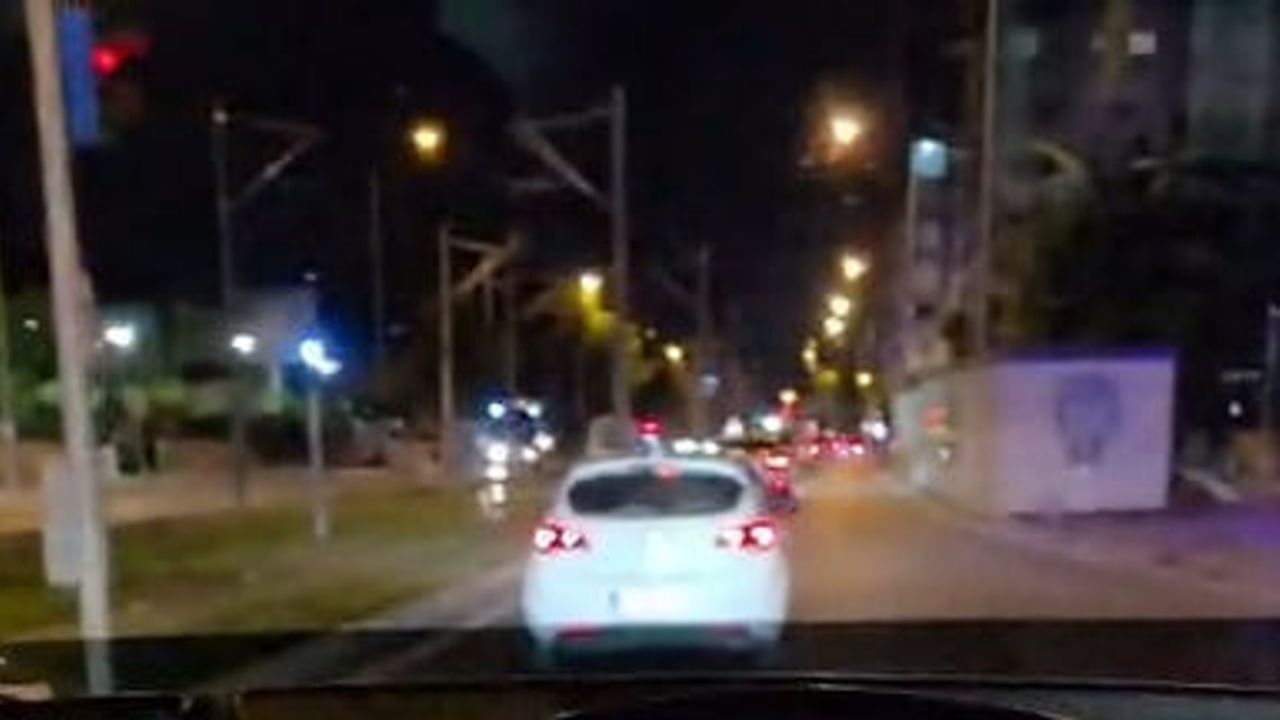 Antalya'da otobüsün arkasına tutunan patenli gençlerin tehlikeli görüntüleri kayda geçti