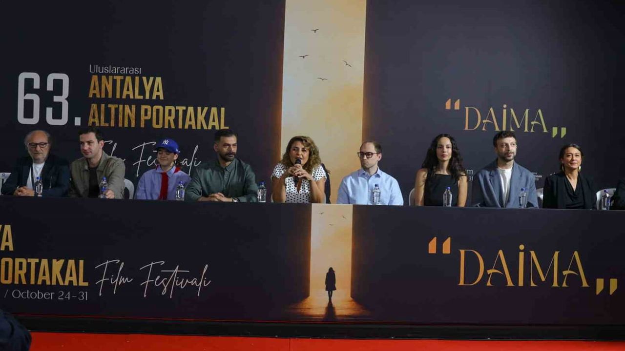 Antalya'da perdeler yarışmacılar ve seyirciyi bir araya getirdi
