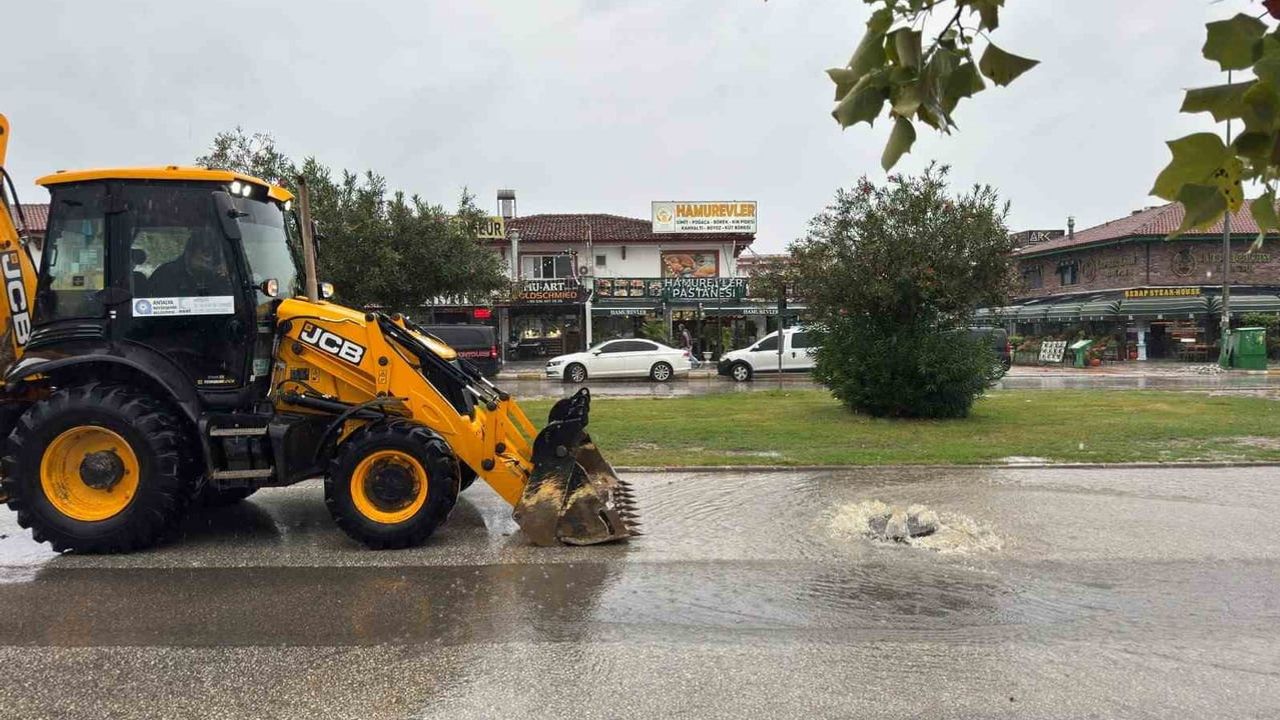 Antalya'da sağanak alarmı: ekipler 464 personel ve 347 iş makinesiyle teyakkuzda