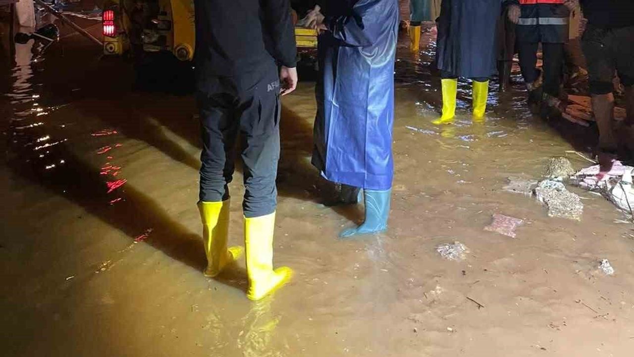 Antalya'da sağanakta 22 kişi ekiplerce tahliye edildi