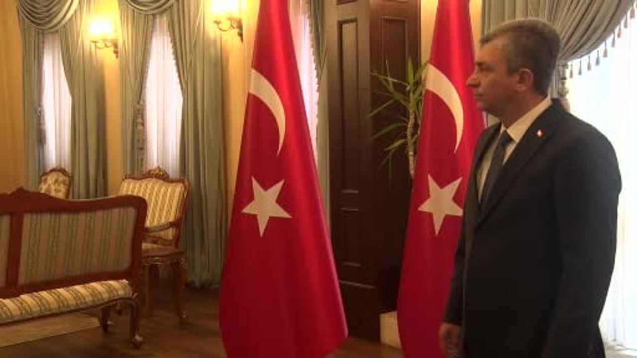 Antalya'da yağmura rağmen 10 bin kişilik salonda cumhuriyet şöleni