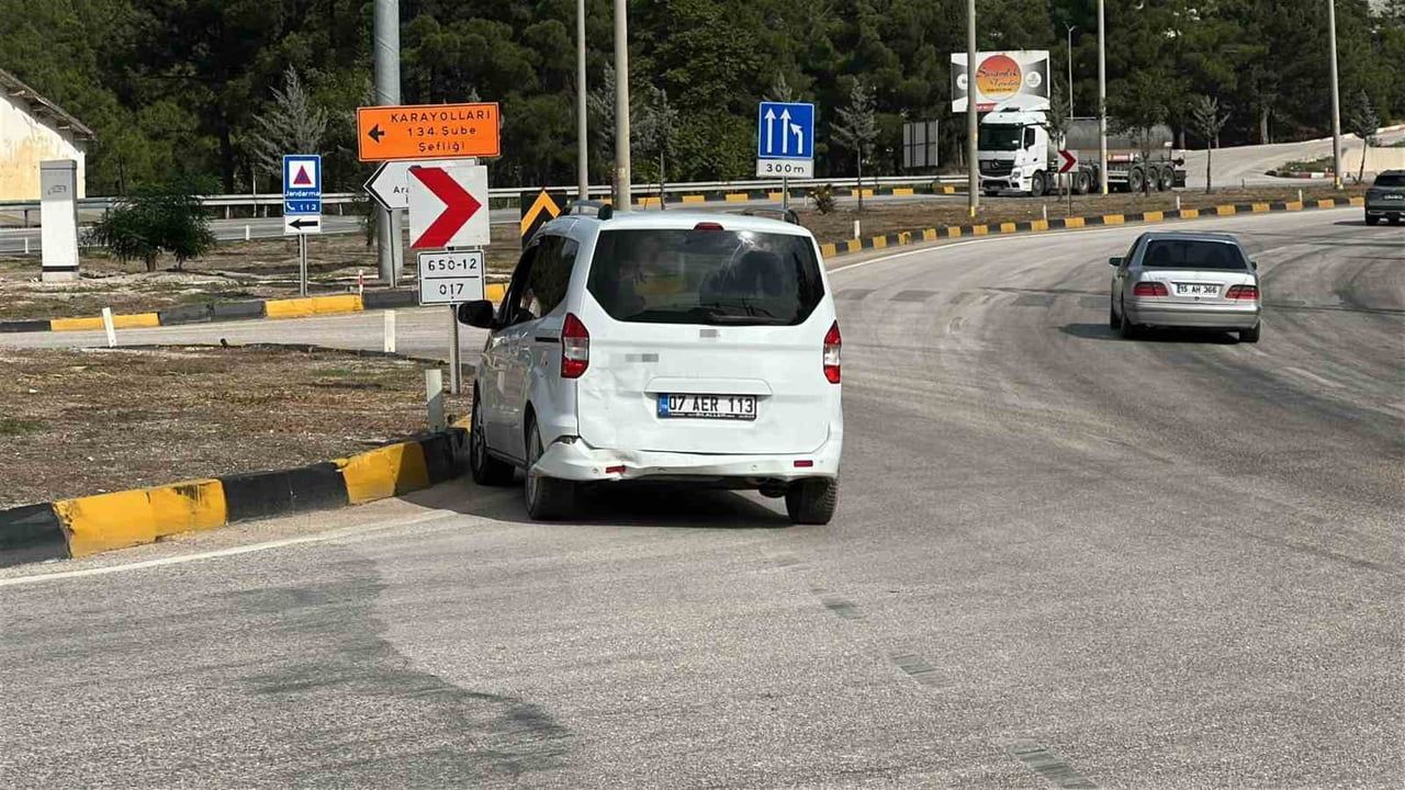 Antalya kavşağında yağ kaynaklı zincirleme çarpışma: 7 kişi hafif yaralandı