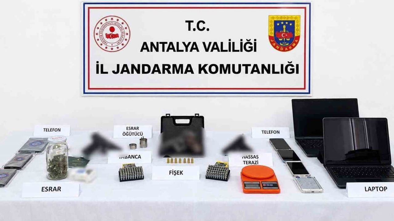 Antalya kıyısında silah ve uyuşturucu baskını: beş kişi gözaltında