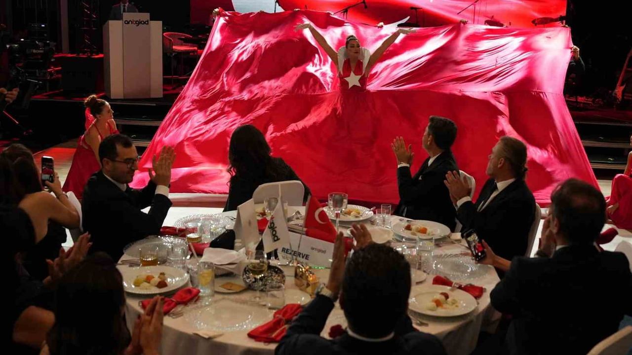 ANTGİAD'dan kırmızı beyaz gecede cumhuriyete sahip çıkma çağrısı