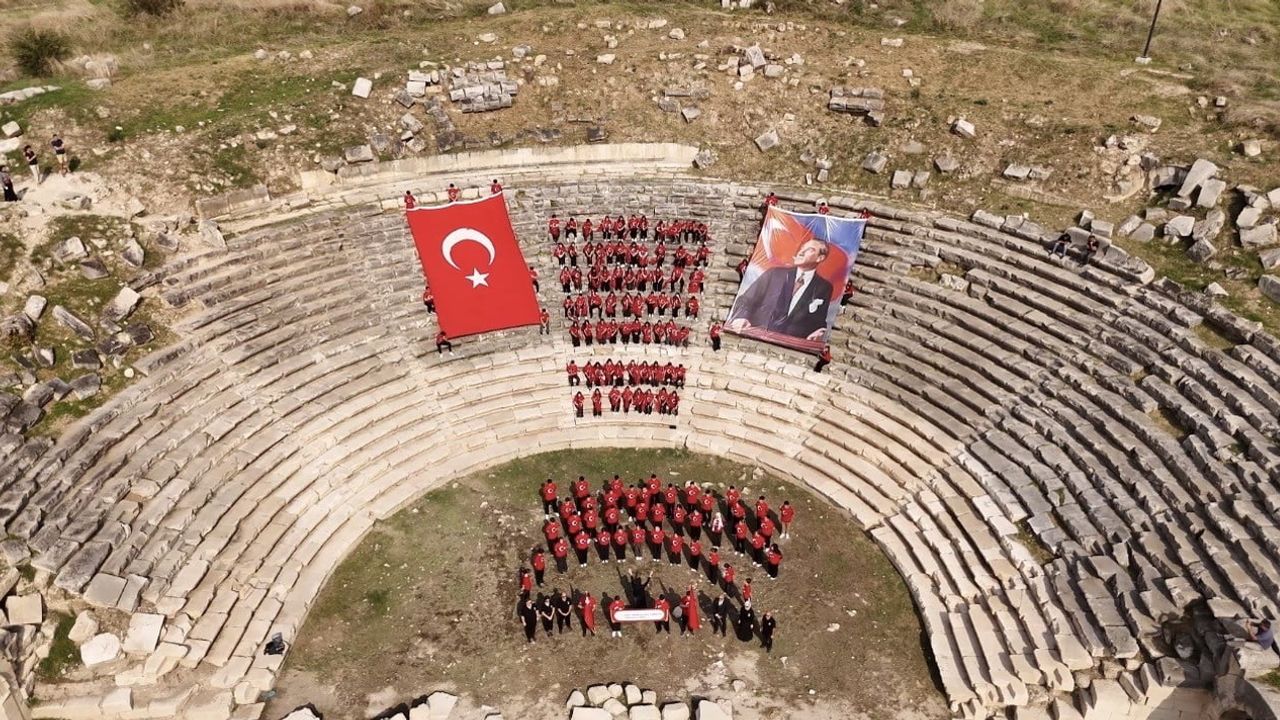 antik kentte 103 öğrenciyle cumhuriyet coşkusu