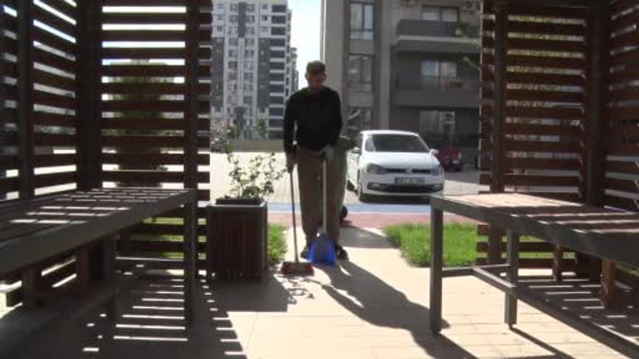 Apartman görevlisinden iki şiir kitabı: yaşamını dizelere döken dört çocuk babası
