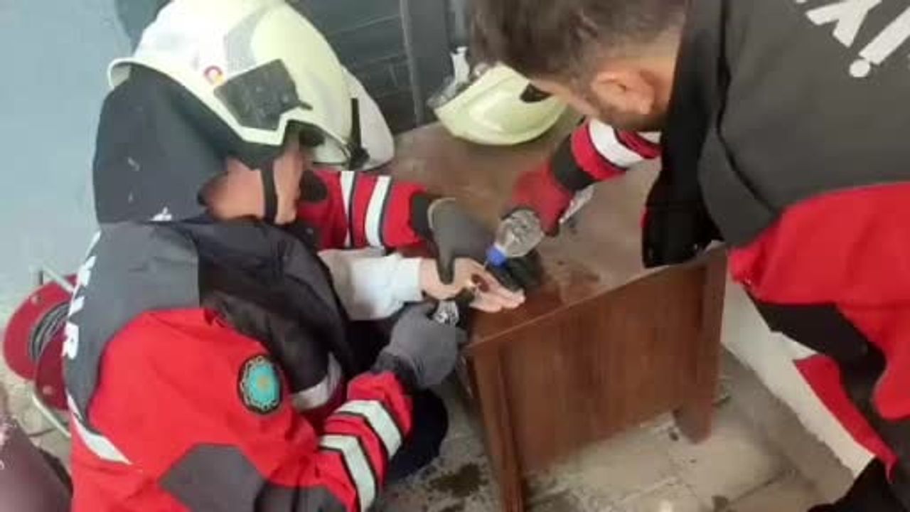 Apartmanda oyun bitti: metal parmağa sıkışan çocuğu itfaiye kurtardı