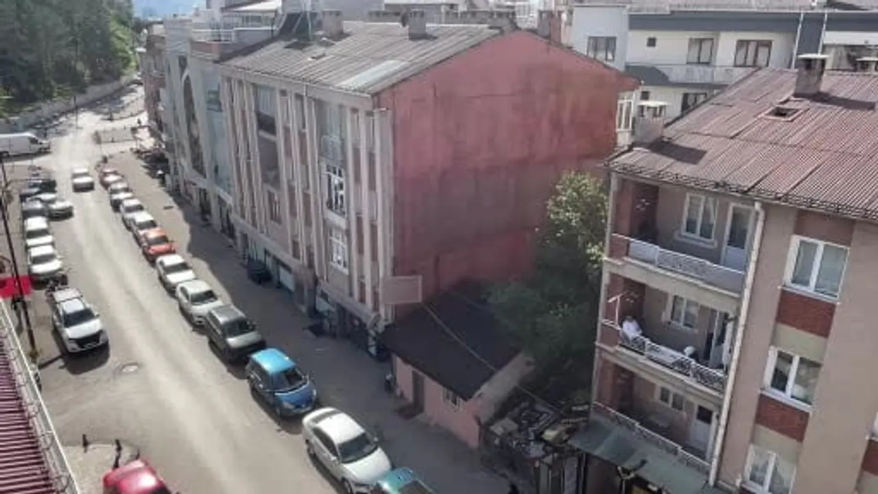 Apartmanların arasında kalan 60 yıllık evde yarım asırlık hayatın izleri