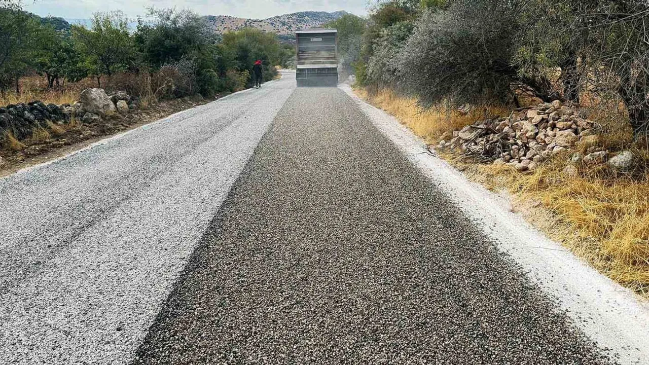 Araban’da 4,5 kilometrelik kırsal bağlantı yolu sathi kaplamayla yenilendi