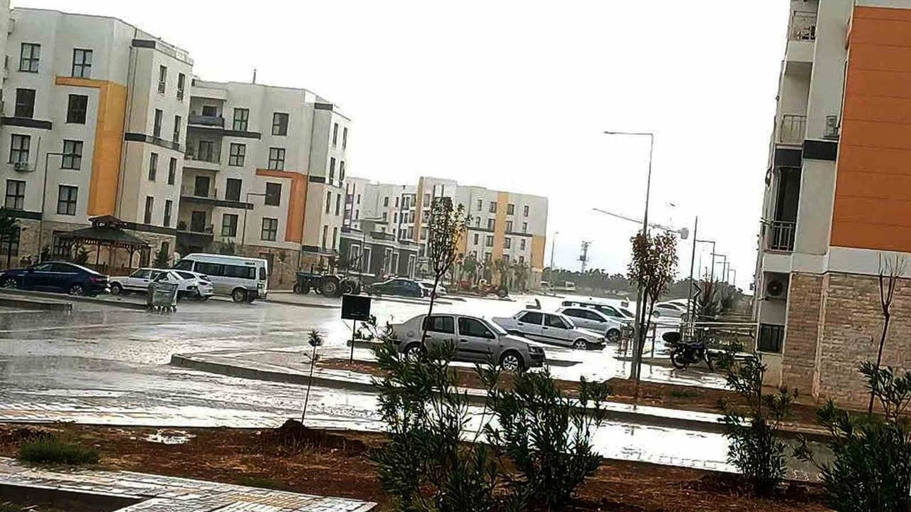 Araban'da sağanak caddelerde su birikintilerine yol açtı