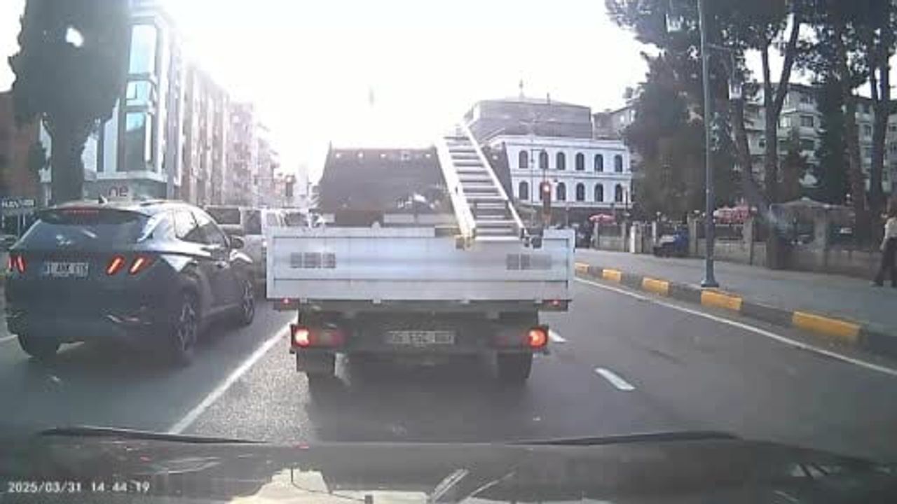 Araç aralığından geçmeye çalışırken minibüse çarpan iki çocuk yaralandı