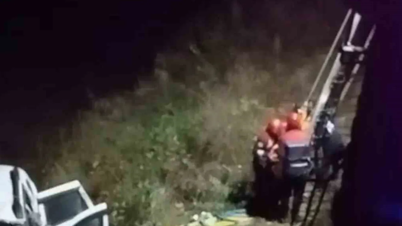 Araklı'da bariyeri aşan araç dereye uçtu: 5 kişi yaralandı
