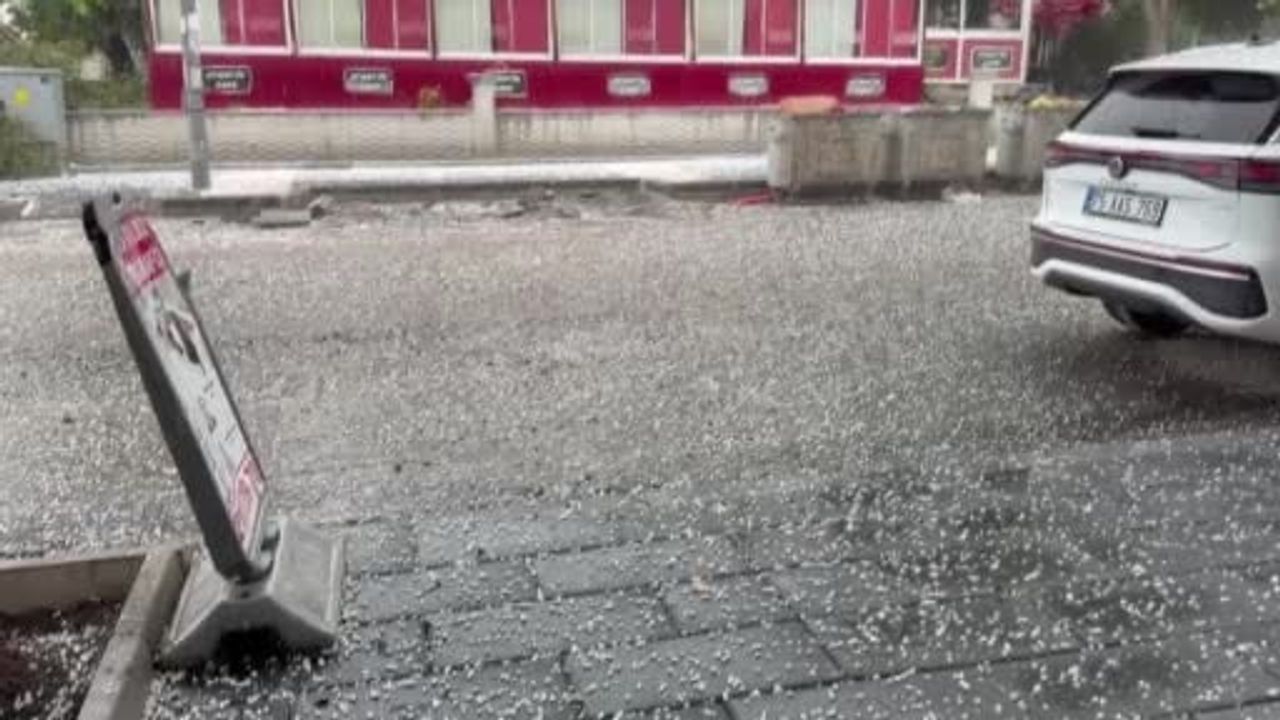 Ardahan'da aniden bastıran dolu ve sağanak yaşamı sekteye uğrattı