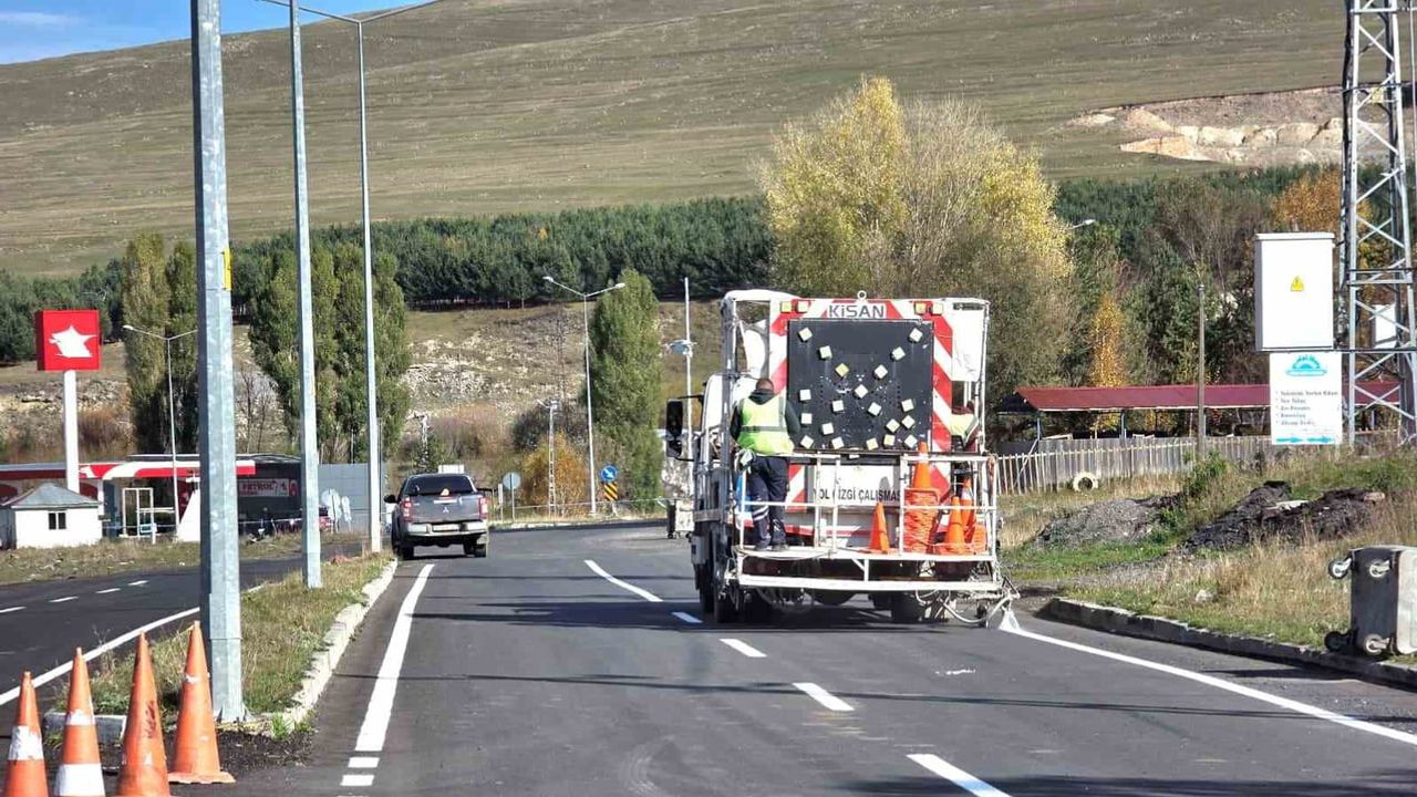 Ardahan'da asfaltlanan yollara son dokunuş: şerit çizgileriyle trafik düzeni güçlendirildi