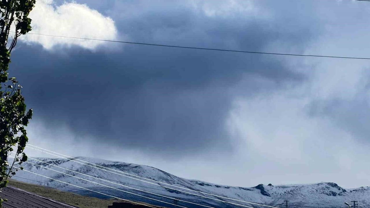 Ardahan'da Kısır Dağı'nın zirvesi mevsimin ilk karıyla beyaza büründü