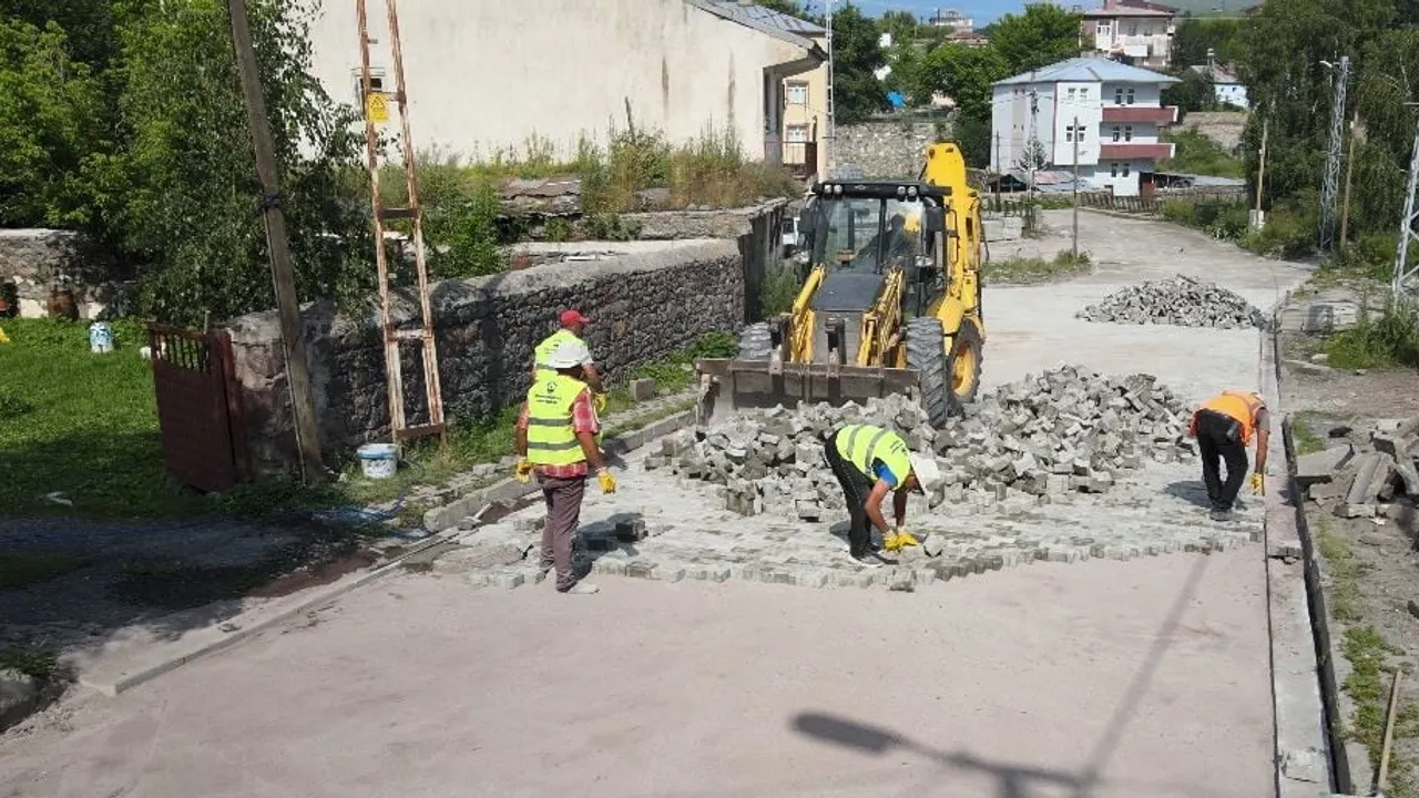 Ardahan'da mahalle yollarına kilit parke döşemesi yaşamı kolaylaştırıyor