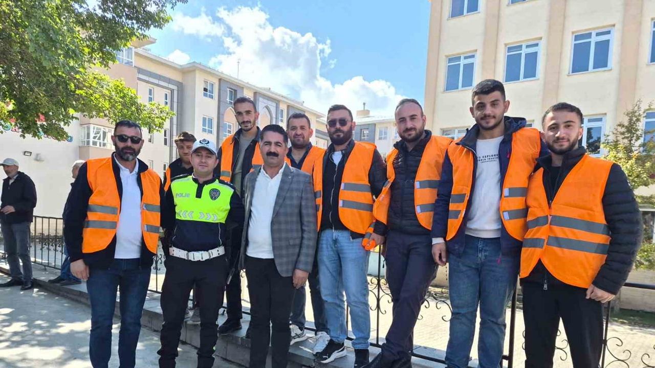 Ardahan’da öğrenci servislerinde görünürlüğü artıran reflektörlü yelek uygulaması