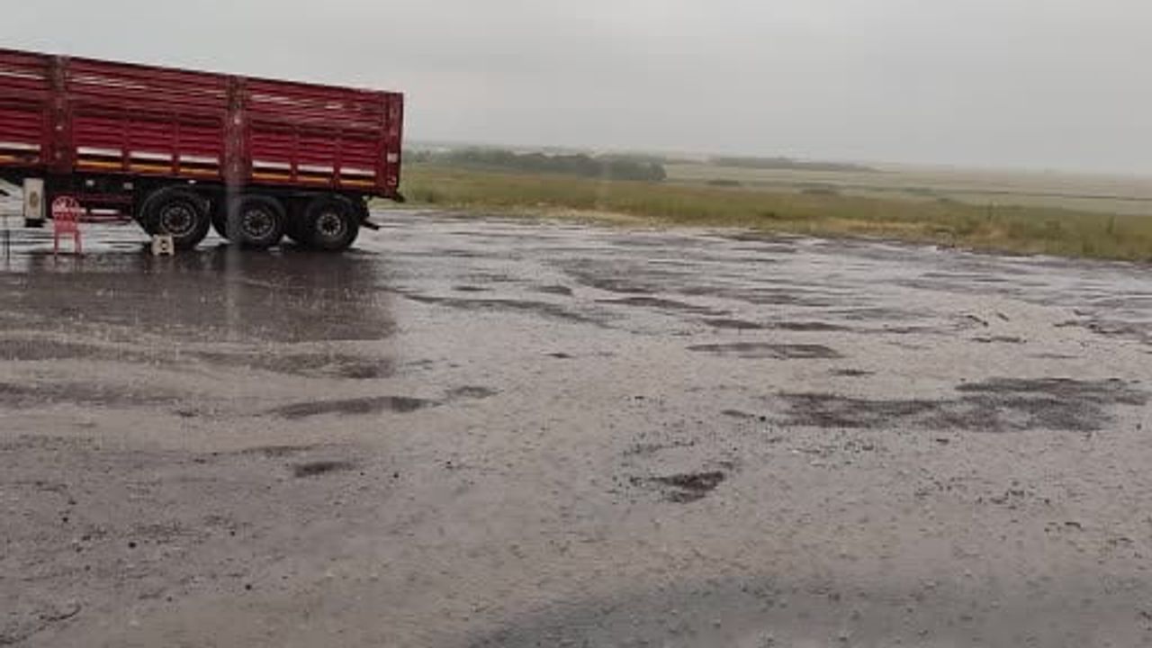 Ardahan'da sabah sağanakları günlük yaşamı aksattı